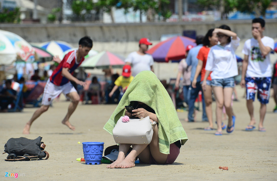 Hàng nghìn người nô đùa ở biển Vũng Tàu khi nhiệt độ gần 40 độ C